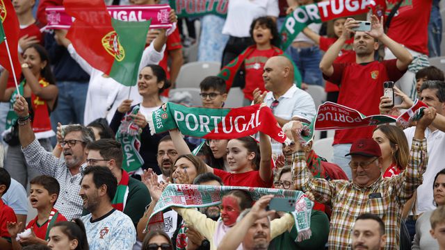 O hino de Portugal cantado no Estádio do Jamor