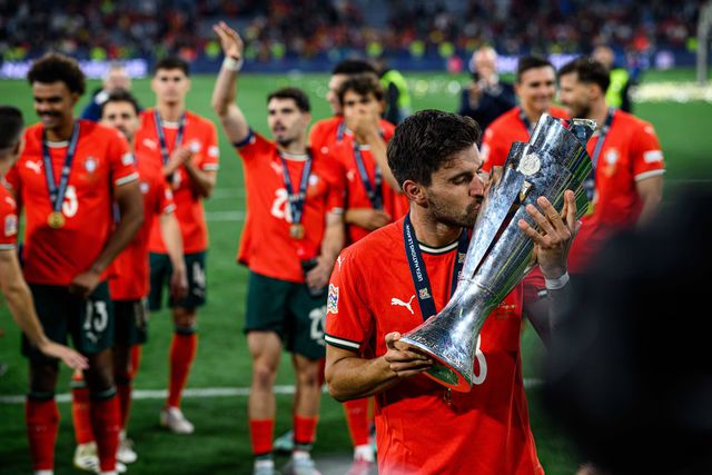 Rúben Neves com o troféu da Liga das Nações