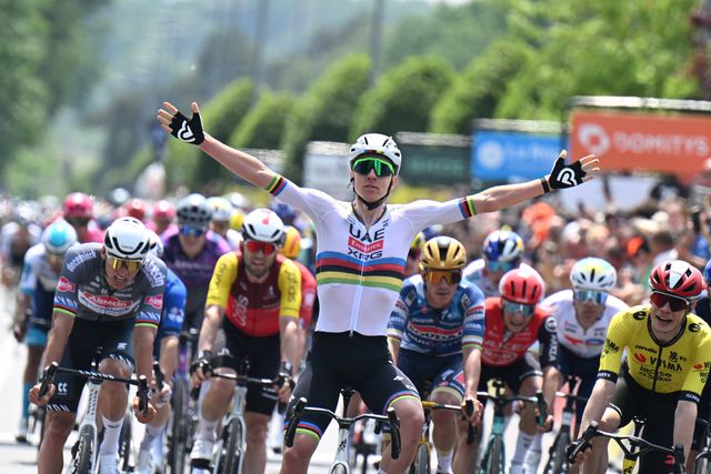 Tadej Pogacar regressa como saiu...