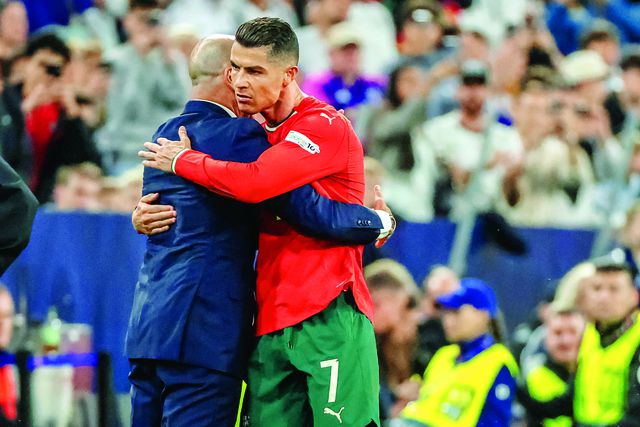 Abraço entre Roberto Martínez e Cristiano Ronaldo em Munique (foto: IMAGO)