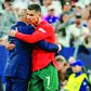 Abraço entre Roberto Martínez e Cristiano Ronaldo em Munique (foto: IMAGO)