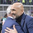 Claudio Ranieri e Luciano Spalletti abraçados