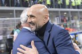 Claudio Ranieri e Luciano Spalletti abraçados