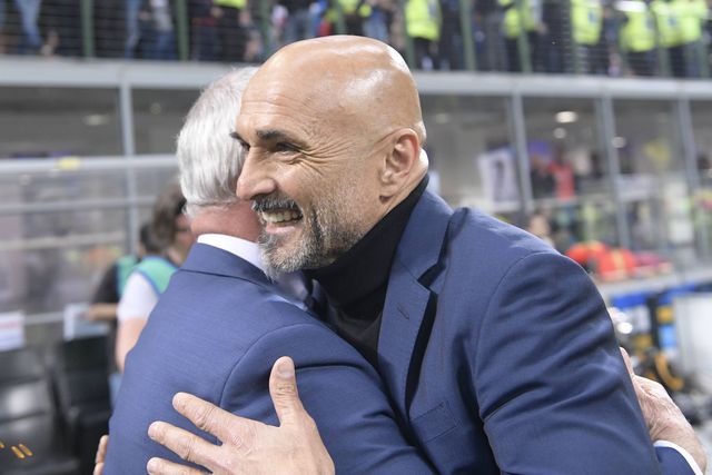 Claudio Ranieri e Luciano Spalletti abraçados