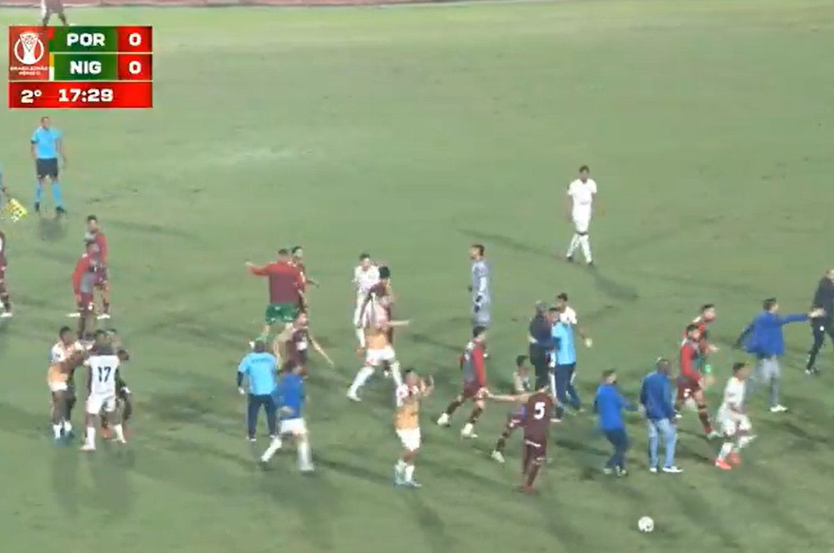 Pancadaria entre jogadores interrompe partida no Brasil (vídeo)