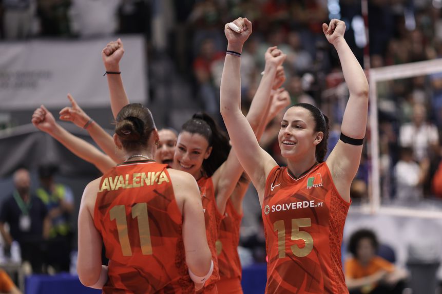 Jogadoras de Portugal a celebrarem o triunfo