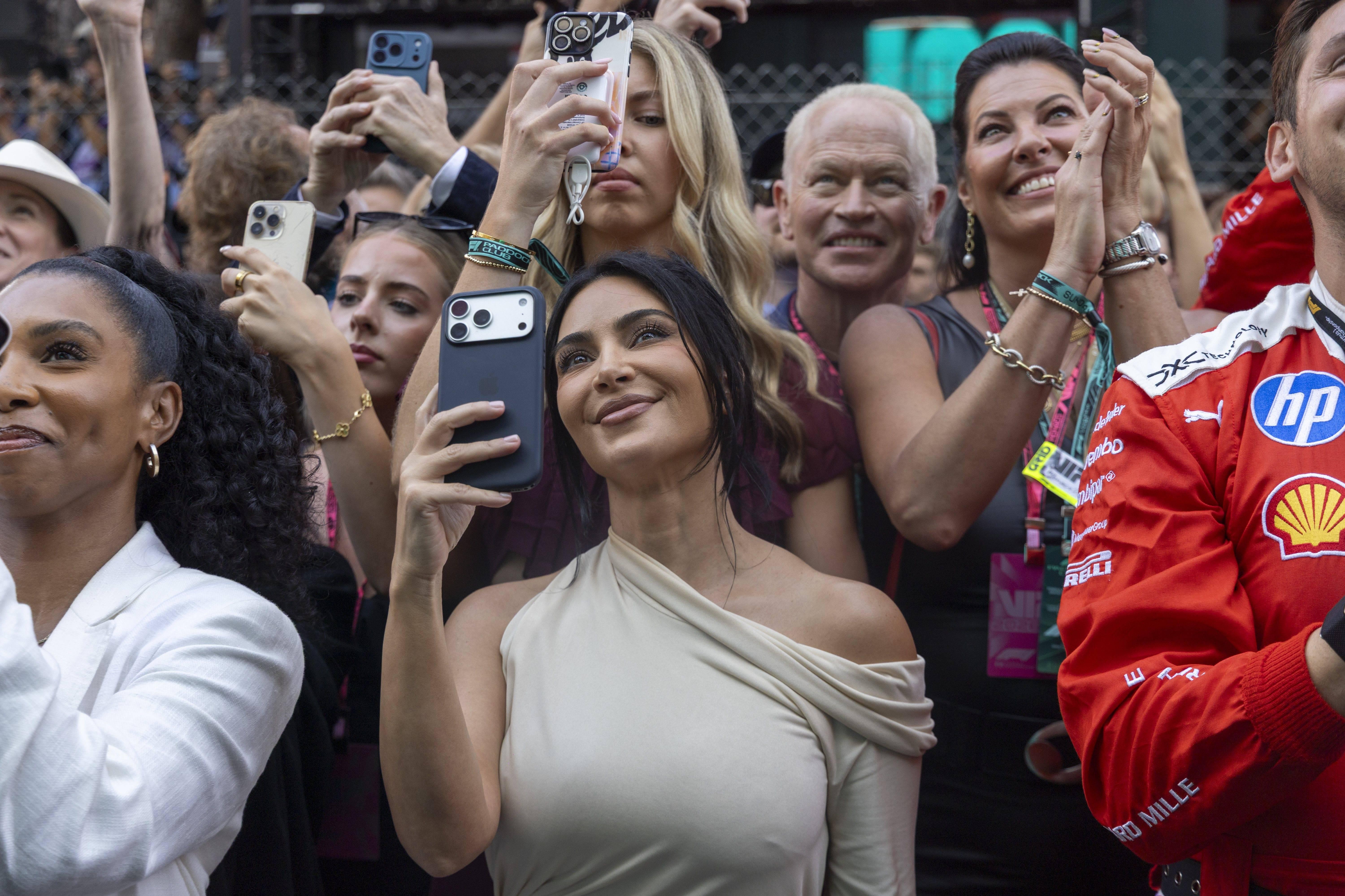 Kim Kardashian junto à equipa Ferrari para ver Hamilton no pódio do GP do Mónaco - foto: Imago