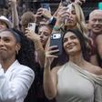 Kim Kardashian junto à equipa Ferrari para ver Hamilton no pódio do GP do Mónaco - foto: Imago