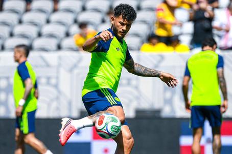 Luis Suárez aquece para jogar os primeiros 45' no 2-0 com a Jordânia, em San Diego, Califórnia - Foto: SELECIÓN COLOMBIA