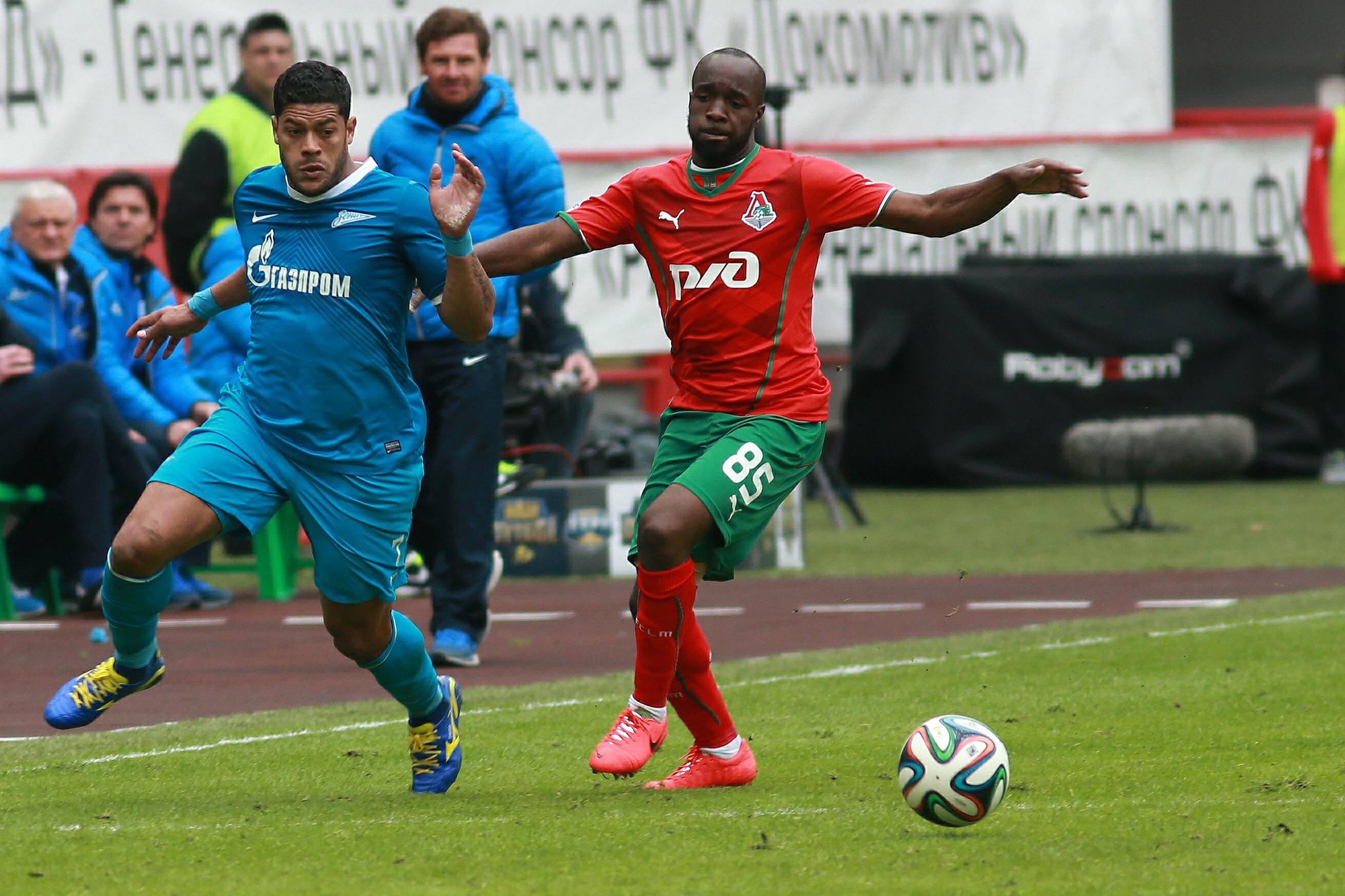 Lassana Diarra com a camisola do Lokomotiv Moscovo, em duelo com Hulk (Zenit), em 2014