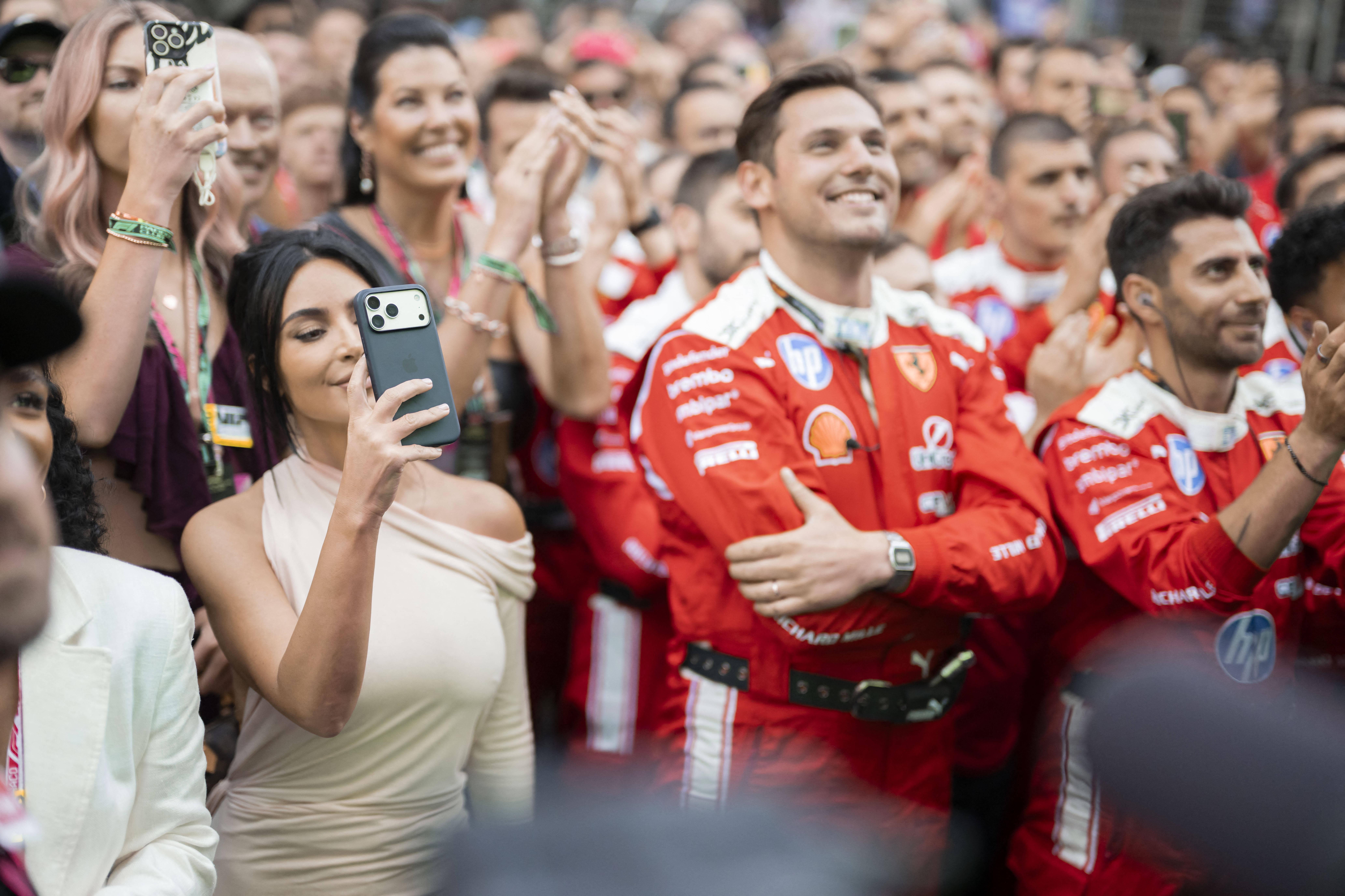 Kim Kardashian junto à equipa Ferrari para ver Hamilton no pódio do GP do Mónaco - foto: Imago