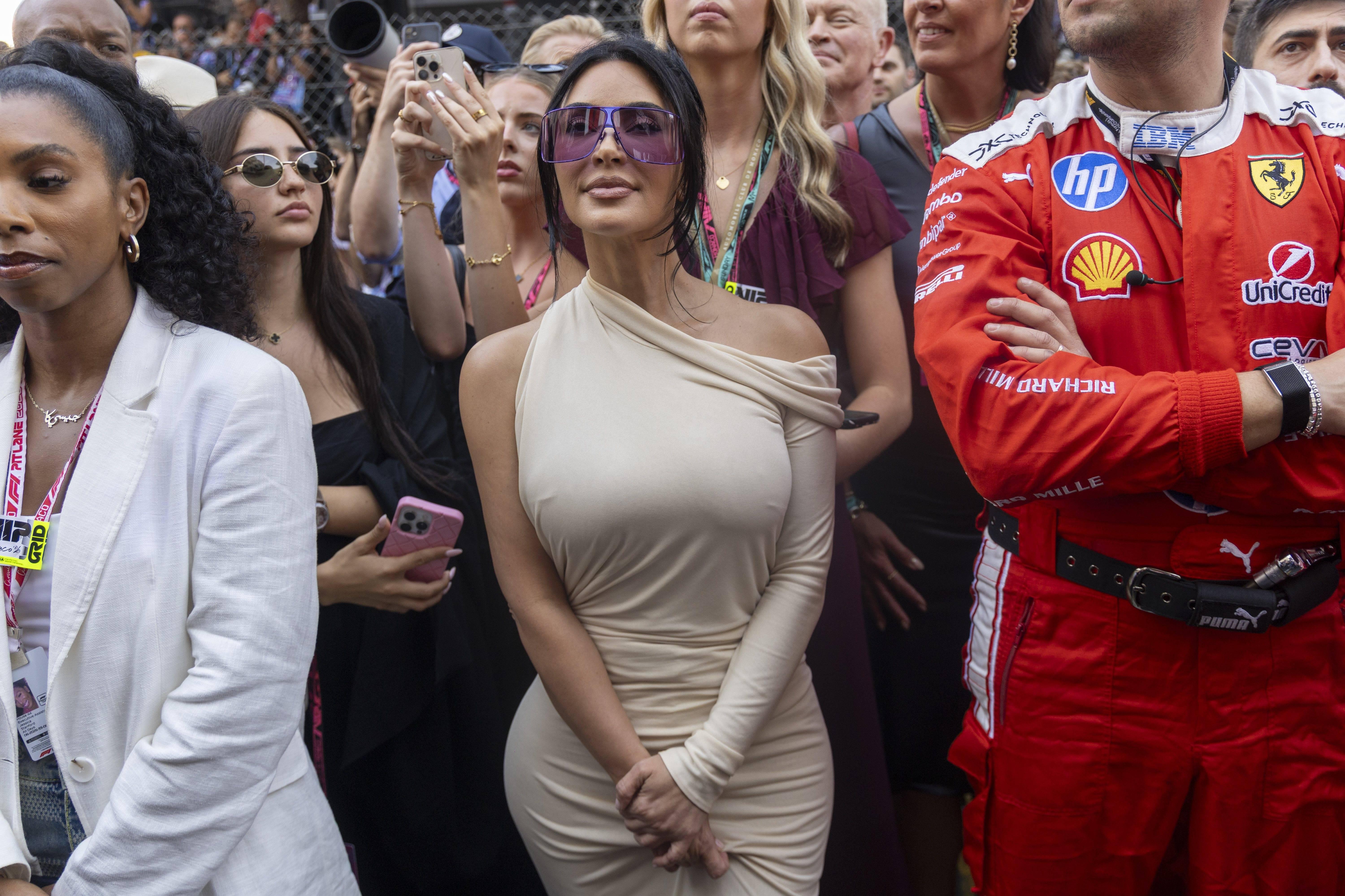 Kim Kardashian junto à equipa Ferrari para ver Hamilton no pódio do GP do Mónaco - foto: Imago