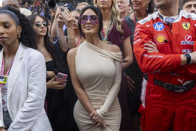 Kim Kardashian junto à equipa Ferrari para ver Hamilton no pódio do GP do Mónaco - foto: Imago