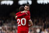 Robertson abraçado a Diogo Jota