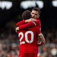 Robertson abraçado a Diogo Jota