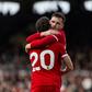 Robertson abraçado a Diogo Jota