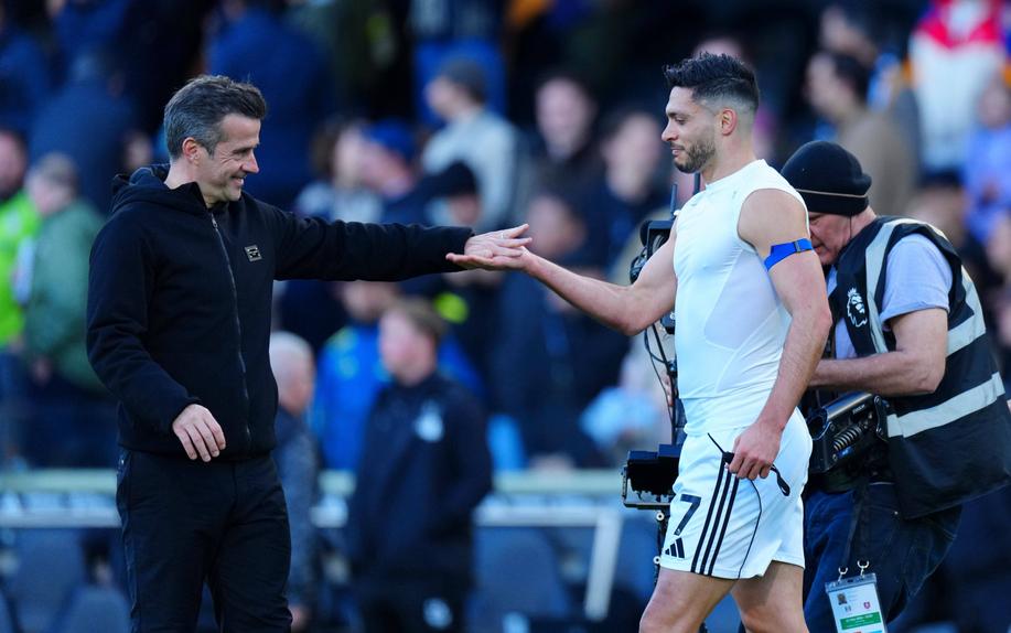 Marco Silva cumprimenta Raúl Jiménez (IMAGO)