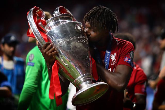 Origi com o troféu da Champions League (IMAGO)