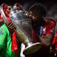 Origi com o troféu da Champions League (IMAGO)