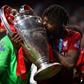 Origi com o troféu da Champions League (IMAGO)