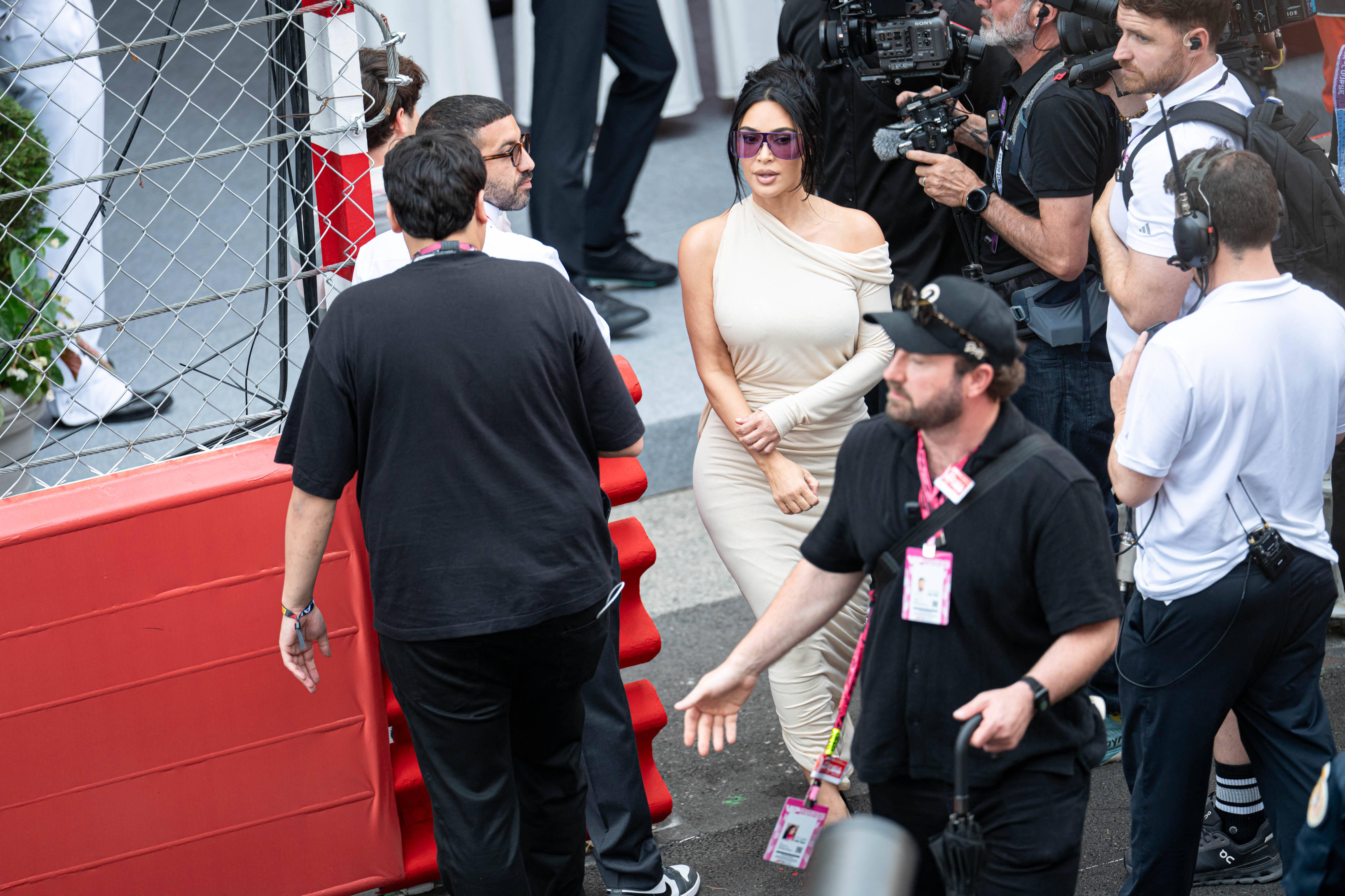Kim Kardashian junto à equipa Ferrari para ver Hamilton no pódio do GP do Mónaco - foto: Imago
