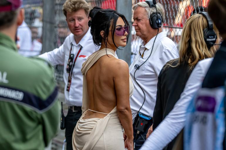 Kim Kardashian junto à equipa Ferrari para ver Hamilton no pódio do GP do Mónaco - foto: Imago
