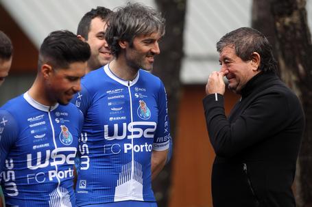 Corredores da W52-FC Porto à conversa com Adriano Quintanilha. Foto A BOLA