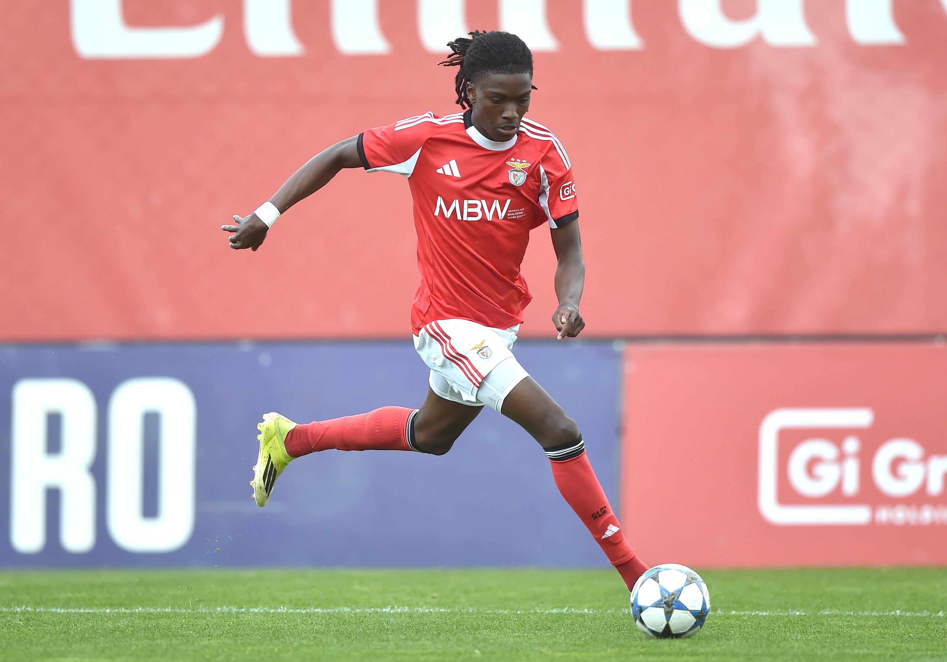 Jaden Umeh, 18 anos, extremo-esquerdo — Foto: Miguel Nunes