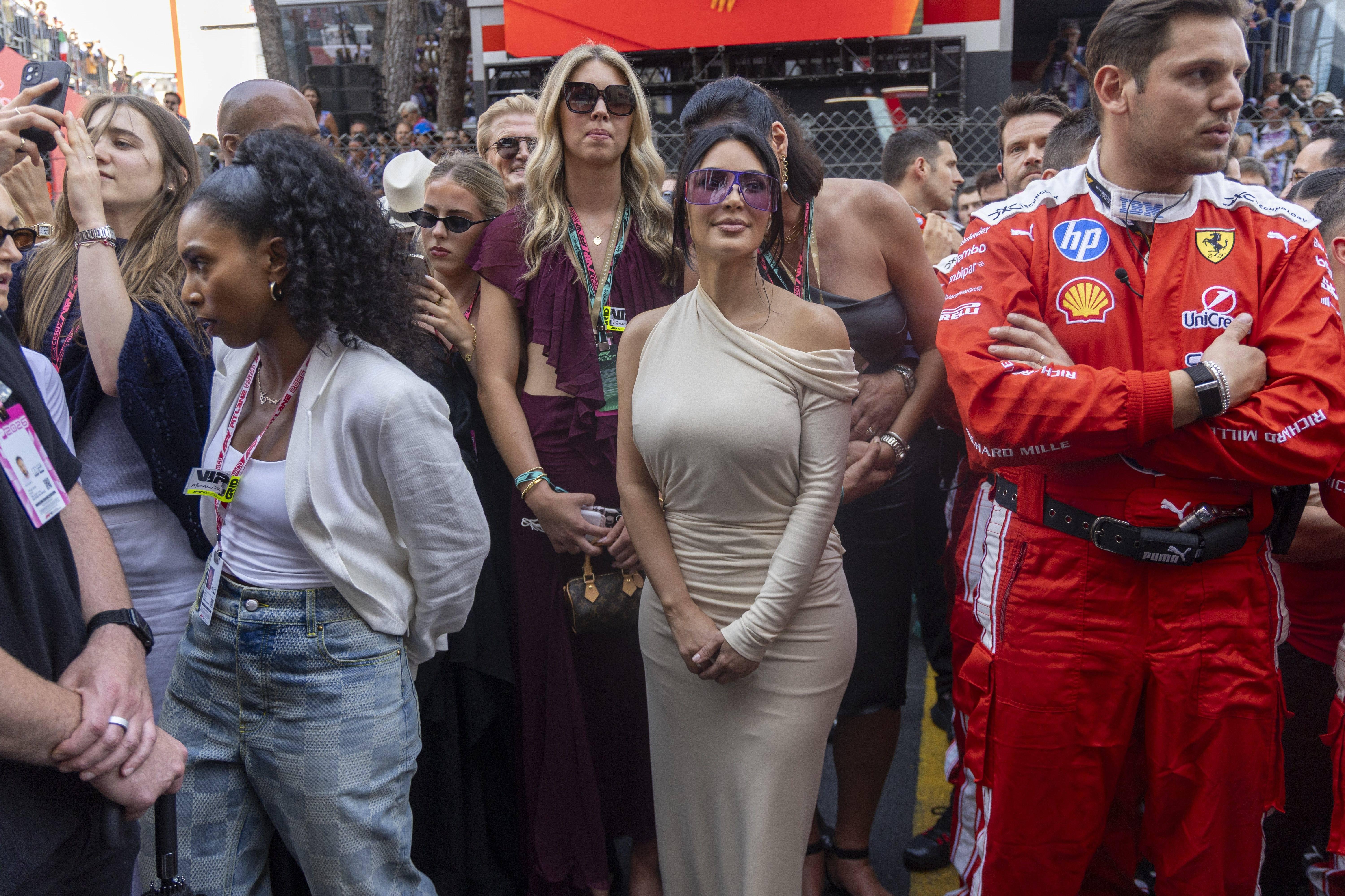 Kim Kardashian junto à equipa Ferrari para ver Hamilton no pódio do GP do Mónaco - foto: Imago