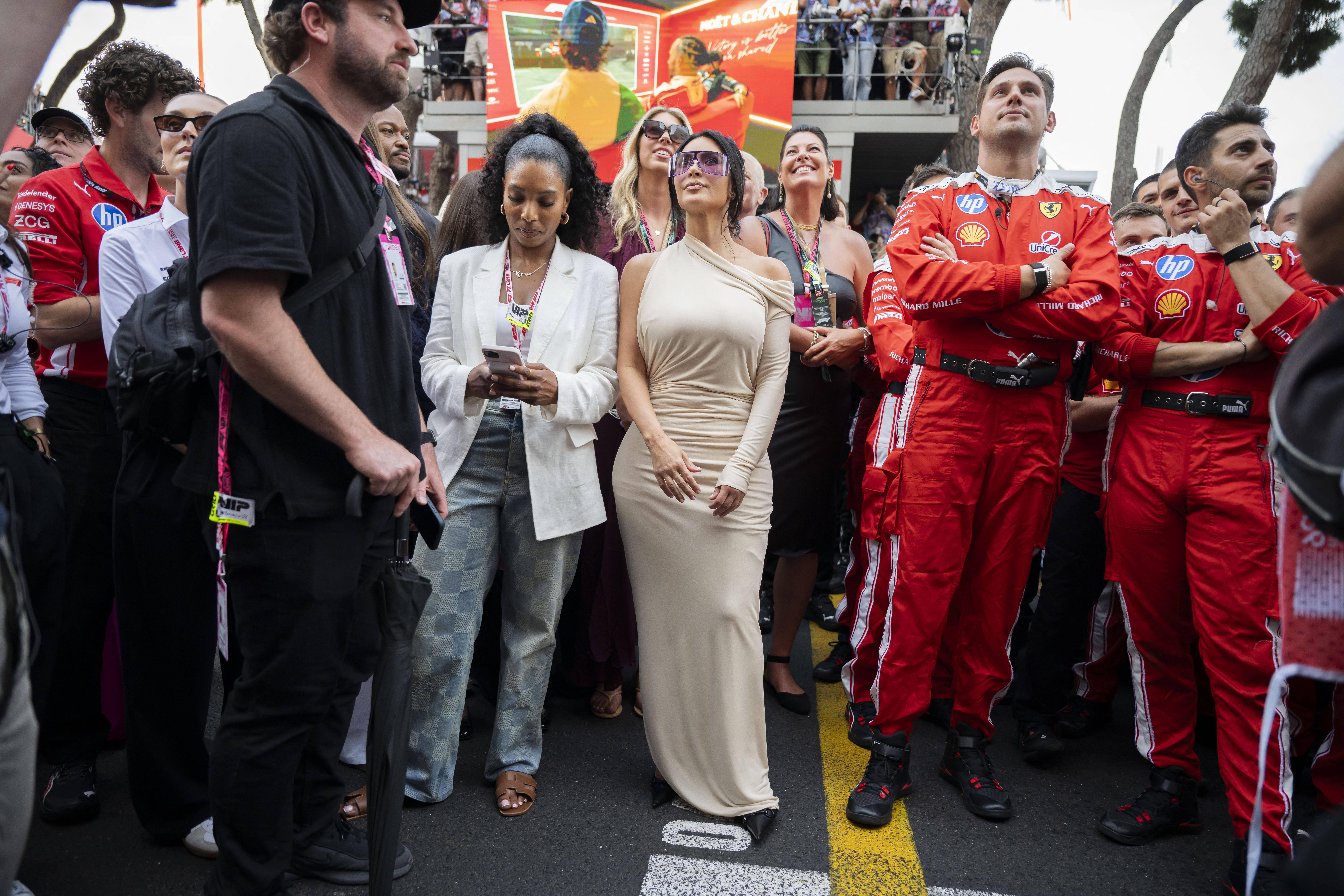 Kim Kardashian junto à equipa Ferrari para ver Hamilton no pódio do GP do Mónaco - foto: Imago
