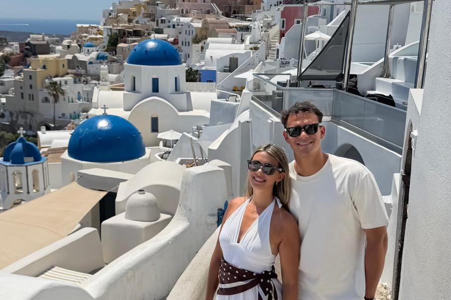 Diego Callai e a namorada Margarida estão a passar férias em Santorini, Grécia, tempo para relaxar antes de uma nova época muito exigente (D. R.)