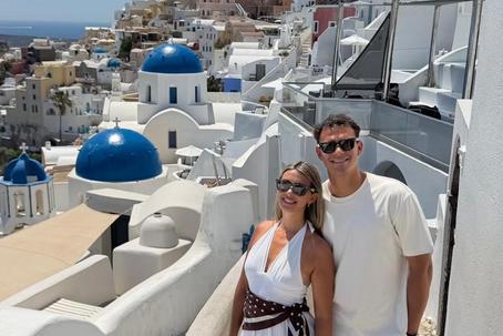 Diego Callai e a namorada Margarida estão a passar férias em Santorini, Grécia, tempo para relaxar antes de uma nova época muito exigente (D. R.)