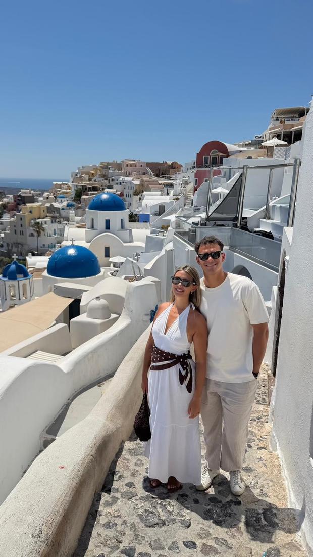 Diego Callai e a namorada Margarida estão a passar férias em Santorini, Grécia, tempo para relaxar antes de uma nova época muito exigente (D. R.)
