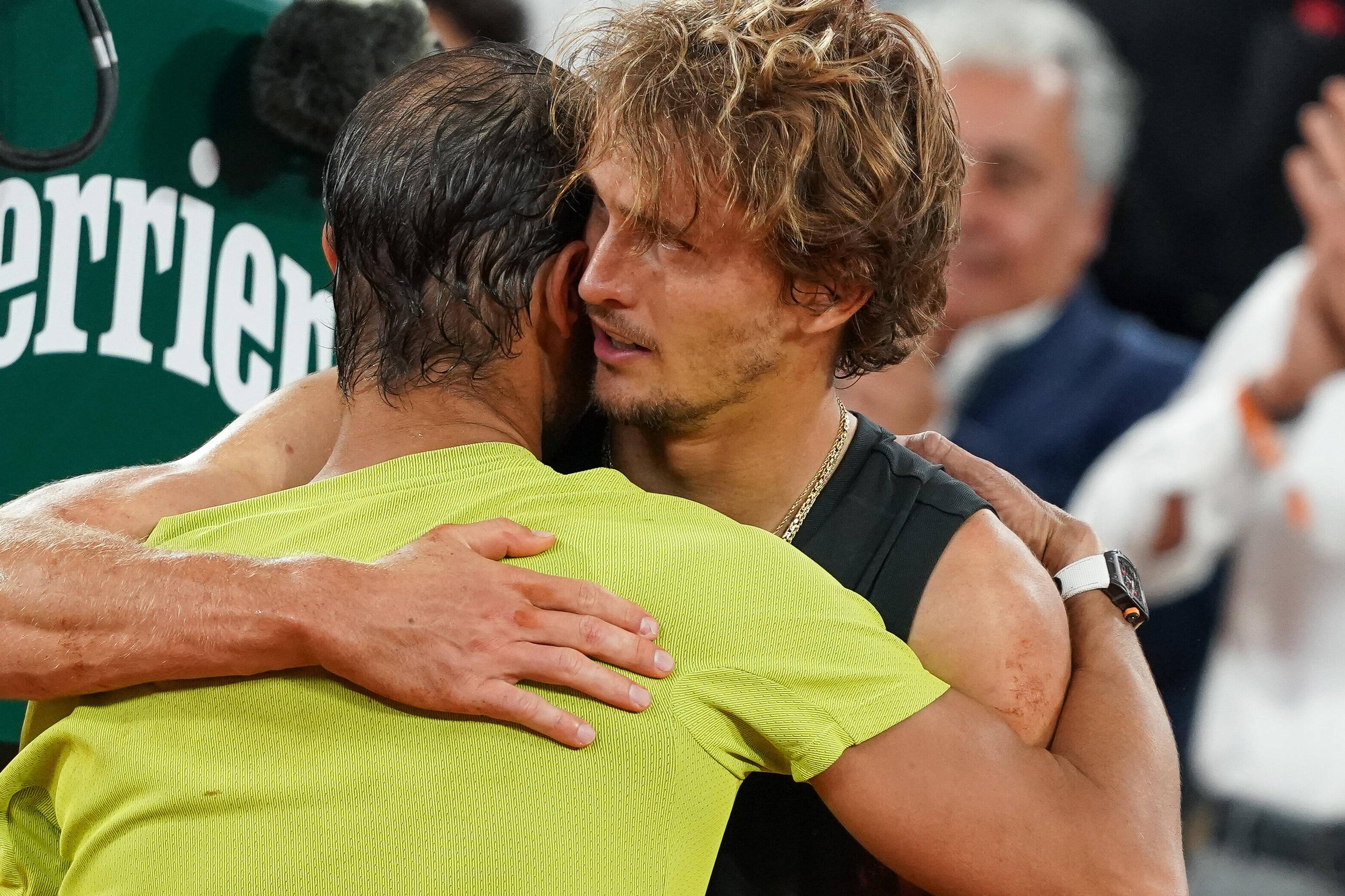 Rafael Nadal consola Zverev quando  alemão foi obrigado a desistir da meia final de Roland Garros em 2022 devido a lesão. IMAGO