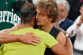 Rafael Nadal consola Zverev quando  alemão foi obrigado a desistir da meia final de Roland Garros em 2022 devido a lesão. IMAGO