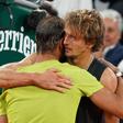 Rafael Nadal consola Zverev quando  alemão foi obrigado a desistir da meia final de Roland Garros em 2022 devido a lesão. IMAGO