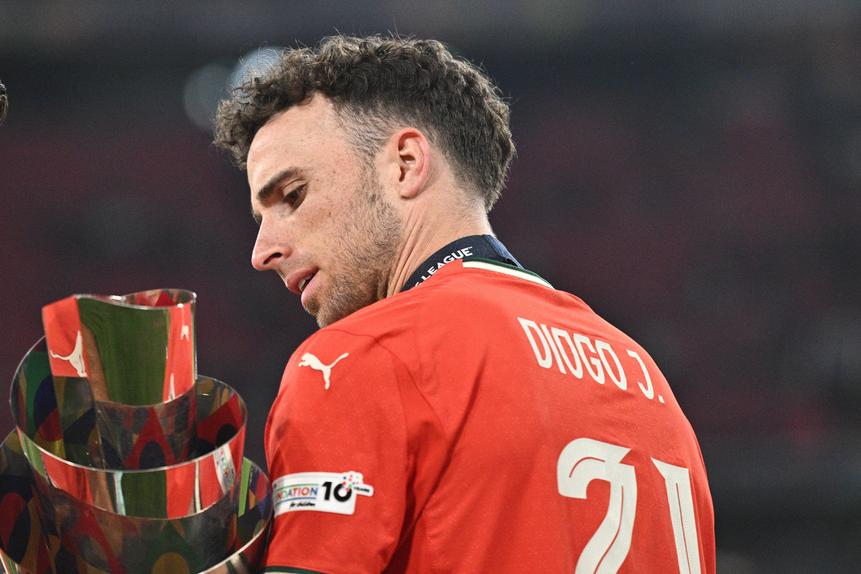 Diogo Jota com o troféu da Liga das Nações (IMAGO)