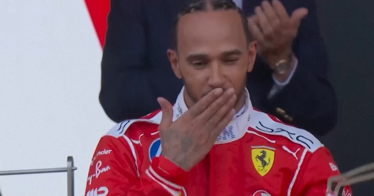 Hamilton sopra beijinho a Kim Kardashian no pódio