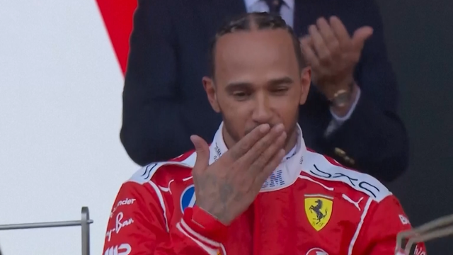 Hamilton sopra beijinho a Kim Kardashian no pódio