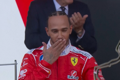 Hamilton sopra beijinho a Kim Kardashian no pódio