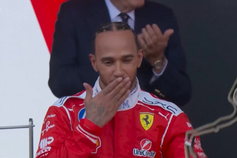 Hamilton sopra beijinho a Kim Kardashian no pódio