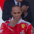 Hamilton sopra beijinho a Kim Kardashian no pódio