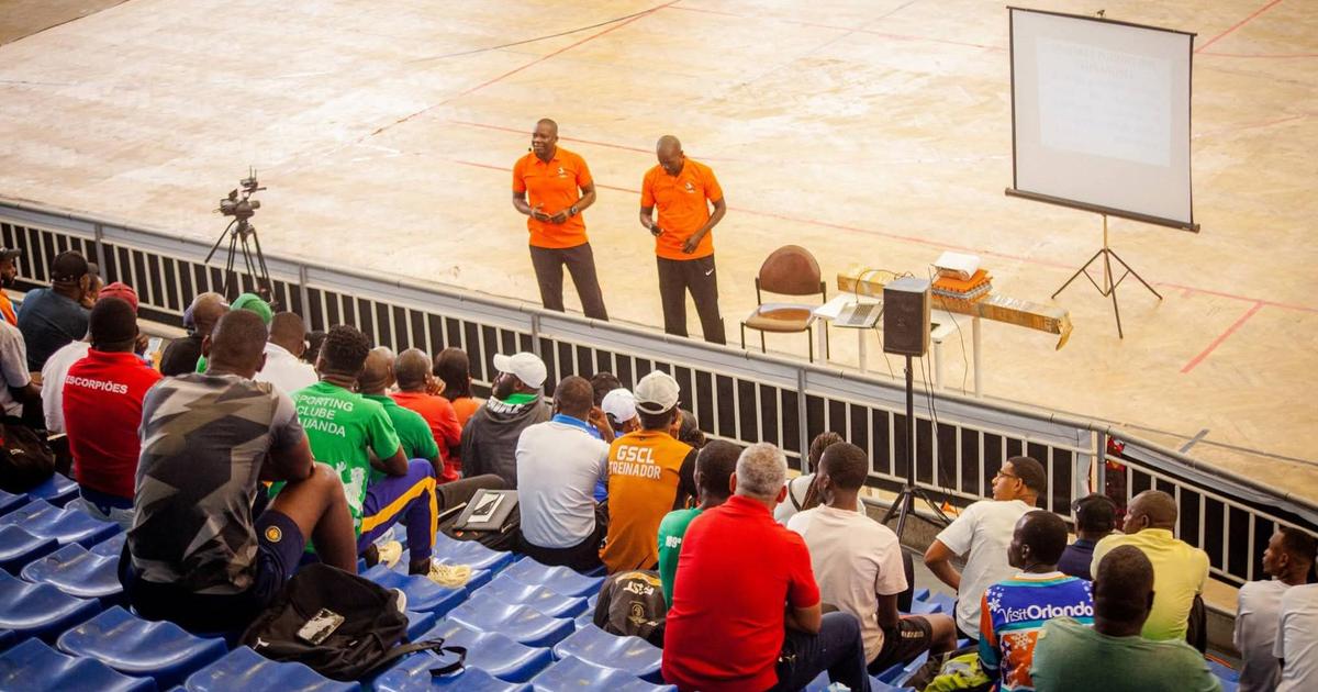 Treinadores de formação de basquetebol foram capac