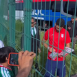 Taremi distribui autógrafos