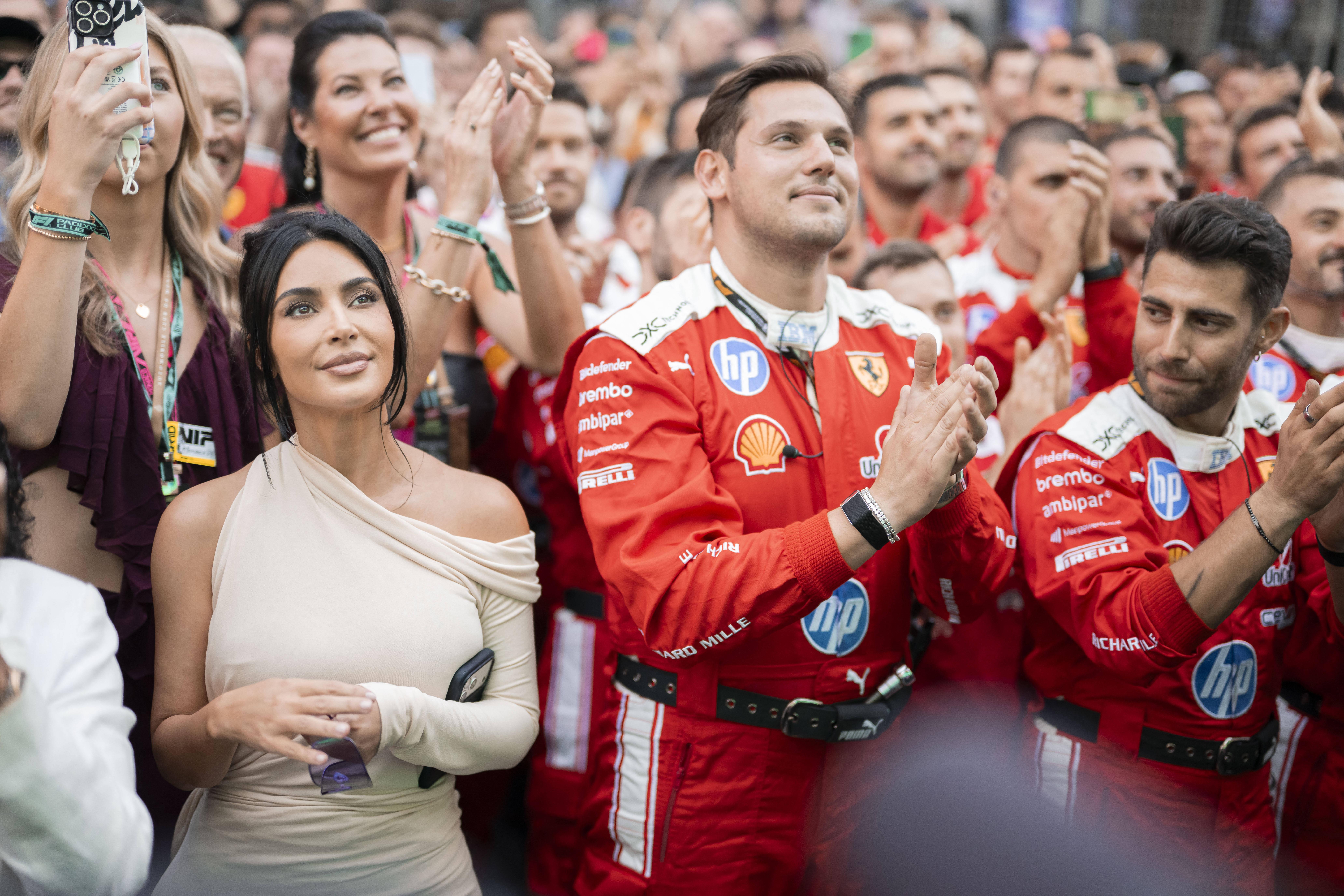 Kim Kardashian junto à equipa Ferrari para ver Hamilton no pódio do GP do Mónaco - foto: Imago