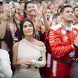 Kim Kardashian junto à equipa Ferrari para ver Hamilton no pódio do GP do Mónaco - foto: Imago