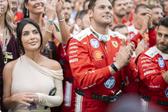 Kim Kardashian junto à equipa Ferrari para ver Hamilton no pódio do GP do Mónaco - foto: Imago