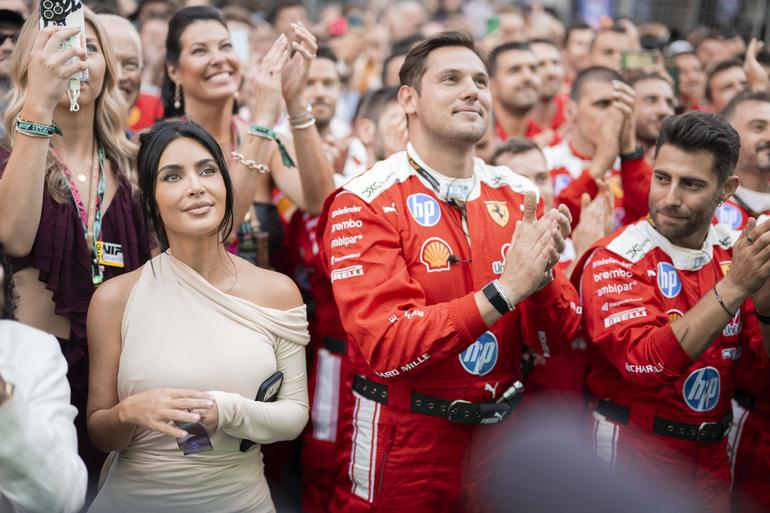 Kim Kardashian junto à equipa Ferrari para ver Hamilton no pódio do GP do Mónaco - foto: Imago