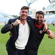 O diretor desportivo dos algarvios, Filipe Costa (filho de Rui Costa), comemora com Miguel Valença a subida à Liga 3 - Foto: Louletano