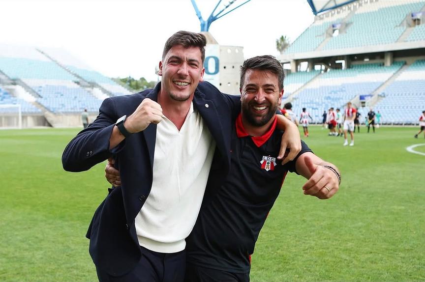 O diretor desportivo dos algarvios, Filipe Costa (filho de Rui Costa), comemora com Miguel Valença a subida à Liga 3 - Foto: Louletano